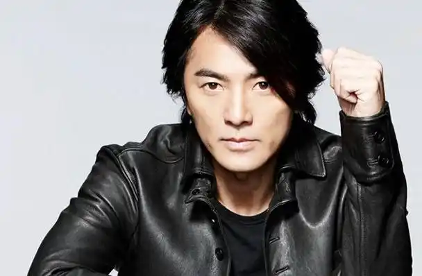 郑伊健夫妇被网友在9月4日偶遇于日本超市,照片显示郑伊健的脸色苍白