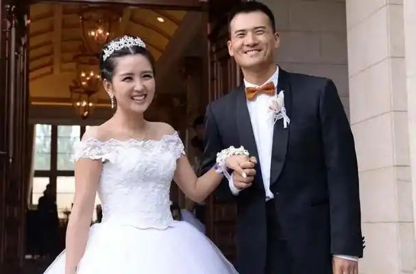 话题女王何洁:家暴前夫插足当三,污蔑李宇春,如今连娃都养不起