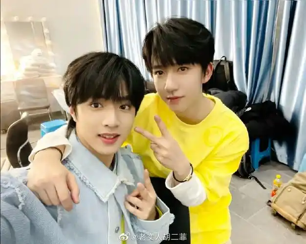 刘耀文晒合照祝贺峻霖18岁生日快乐##刘耀文希望贺峻霖每个愿望都