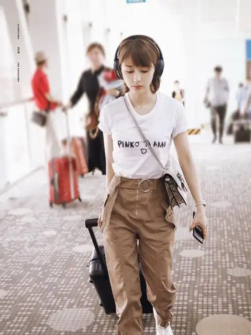 32岁王子文真会装嫩,白衬衫搭配百褶裙好少女,瞬间美成了学生妹