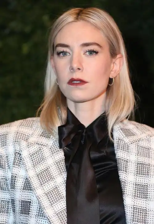 等影片的好莱坞女星"白寡妇"凡妮莎·柯比现年32岁,出席英国奥斯卡