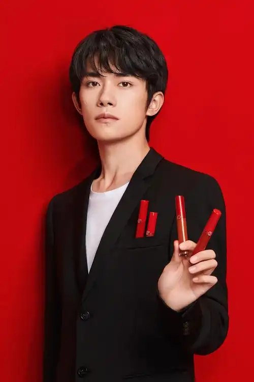 官宣!易烊千玺成为阿玛尼彩妆代言人