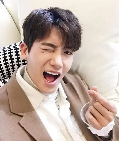 jtbcdrama官方ins更新了朴炯植的自拍照,就. 来自韩国娱乐圈 - 微博