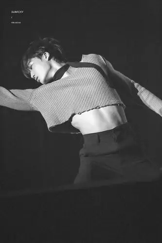 exo kai在女爱豆的服装造型里,露脐装已经是司空见惯的了,但男爱豆的