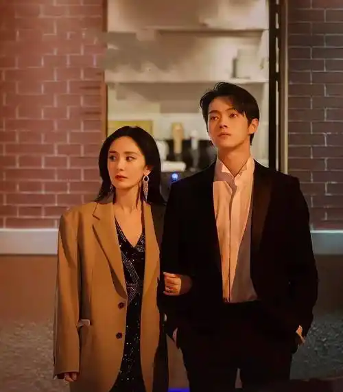 许凯恋情曝光,女友冲向其怀抱并甜蜜牵手,在酒店共处近24个小时_女方