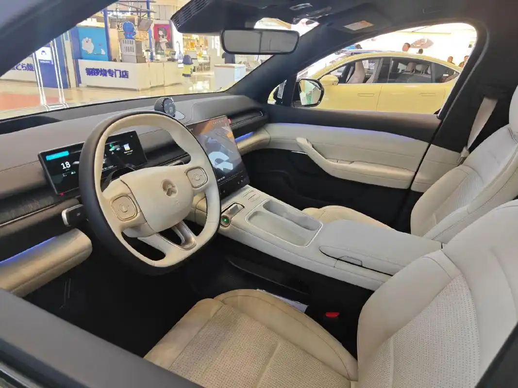 新到展车 蔚来es6 云白外观 云贝米内饰 19寸多幅轮毂 租电只需要26