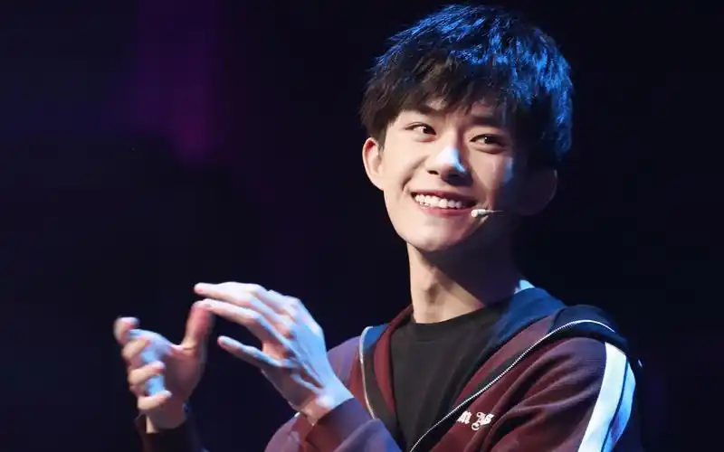 易烊千玺帅高清气图片桌面电脑壁纸