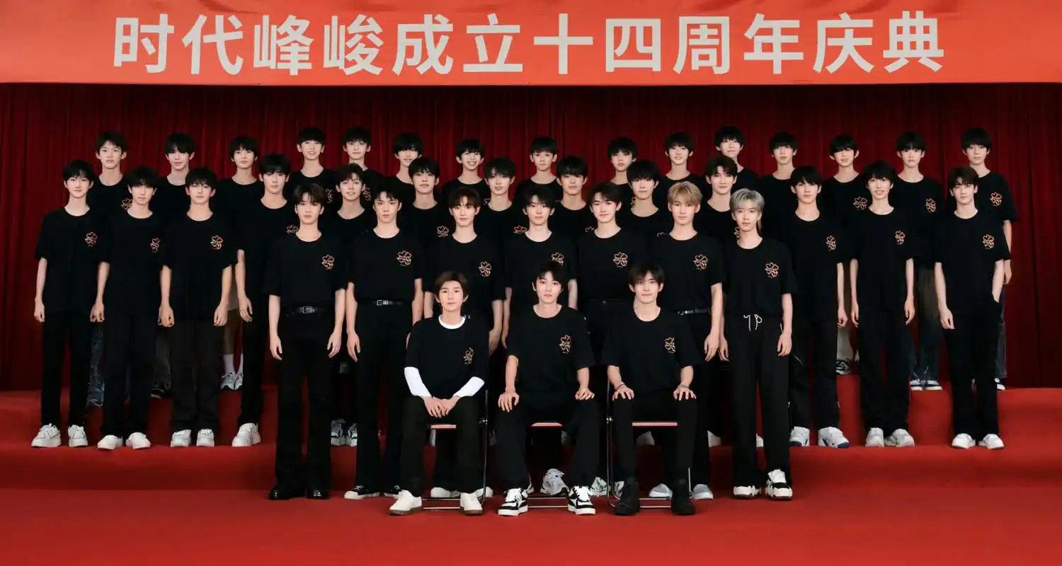 时代俊峰全家福# 评论里说四世同堂的,是想笑死我吧?