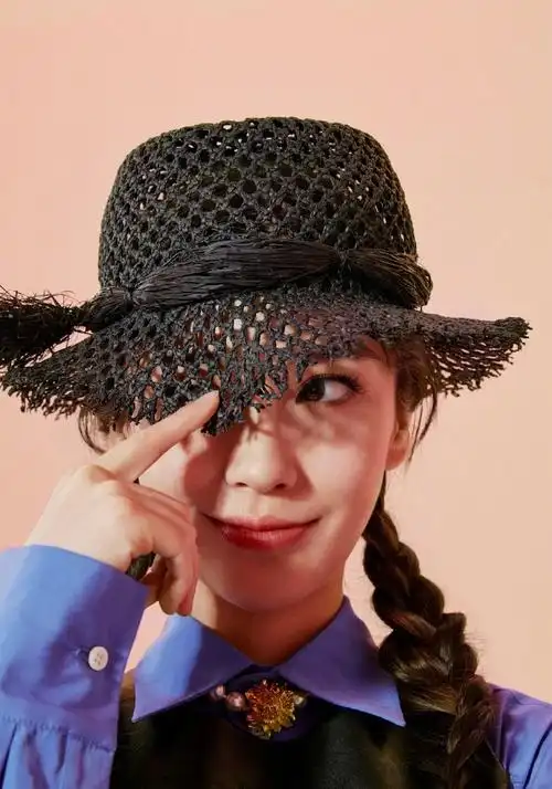 angelababy近日以女团妆亮相,清爽马尾搭配淡黄上衣,加之无瑕雾面妆容