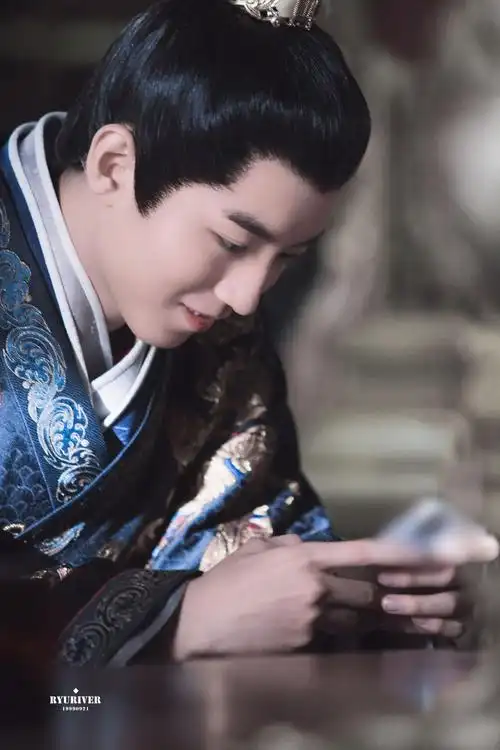 王俊凯古装造型惊艳众人穿越千年只为你折腰