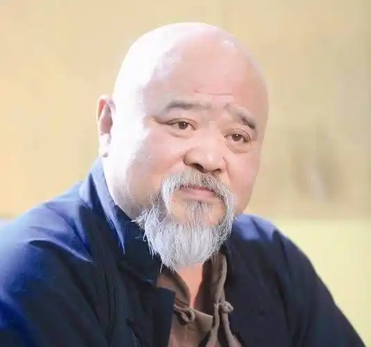 原创国家一级演员李琦现身路边烤串穿着朴素模样瘦好多