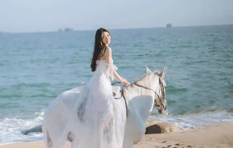 骑着白马的清纯美女
