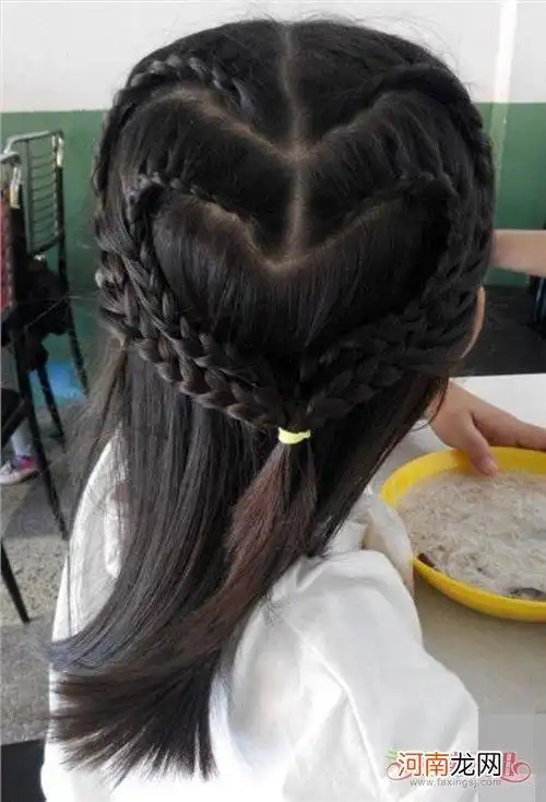 文章插图小女孩长长直发编扎头发造型,编扎出的公主头造型 , 流露不一