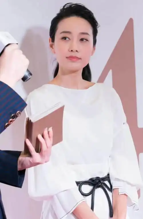 马伊琍终于换发型了长发扎起来好俏皮看着像少女