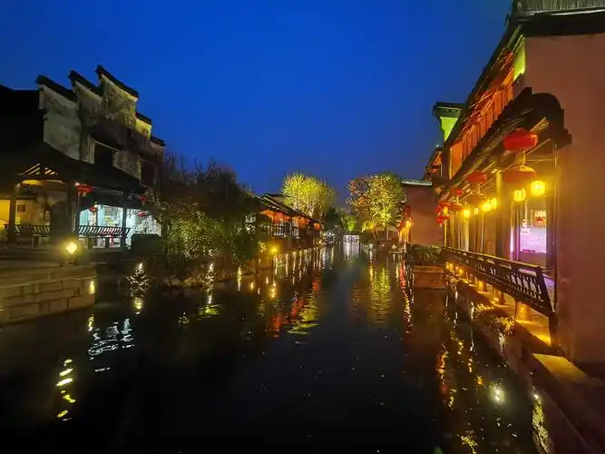 南浔古镇夜晚特别安静古楼灯火阑珊像笼罩在梦幻中恍惚千年