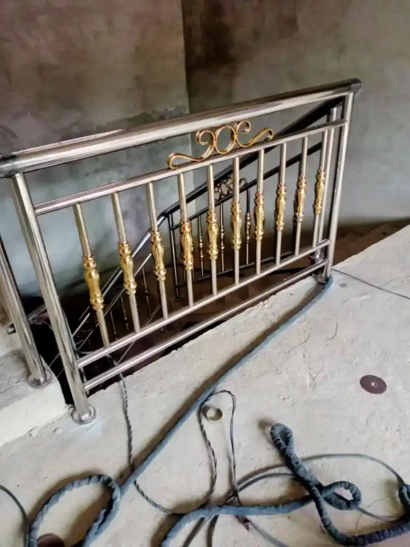 不锈钢楼梯扶手 客户选的不锈钢楼梯栏杆已完工,完美,需要的 - 抖音