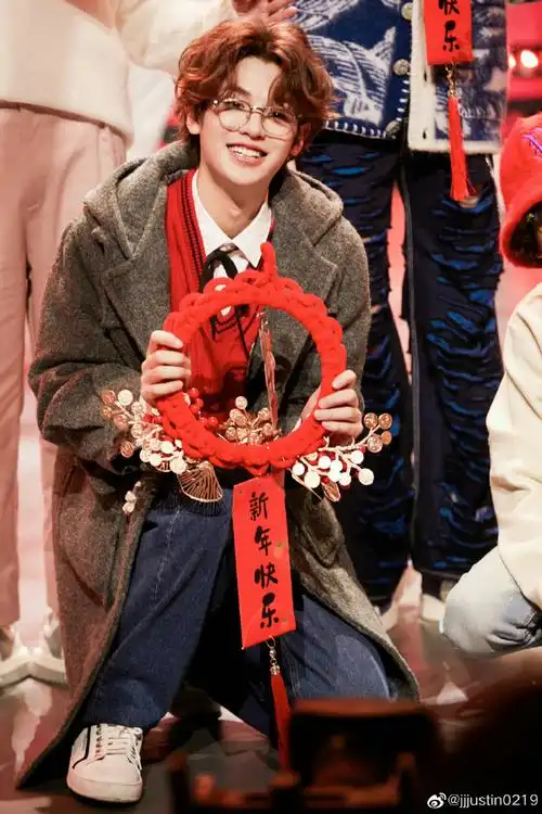 黄明昊晒你好星期六小年团建三宫格