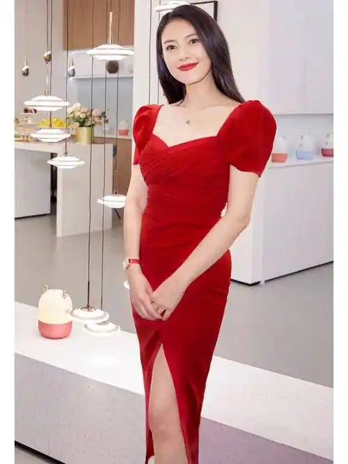 高圆圆真空穿露肩白色连衣裙,u型领口开到胃中间,性感又迷人_时尚