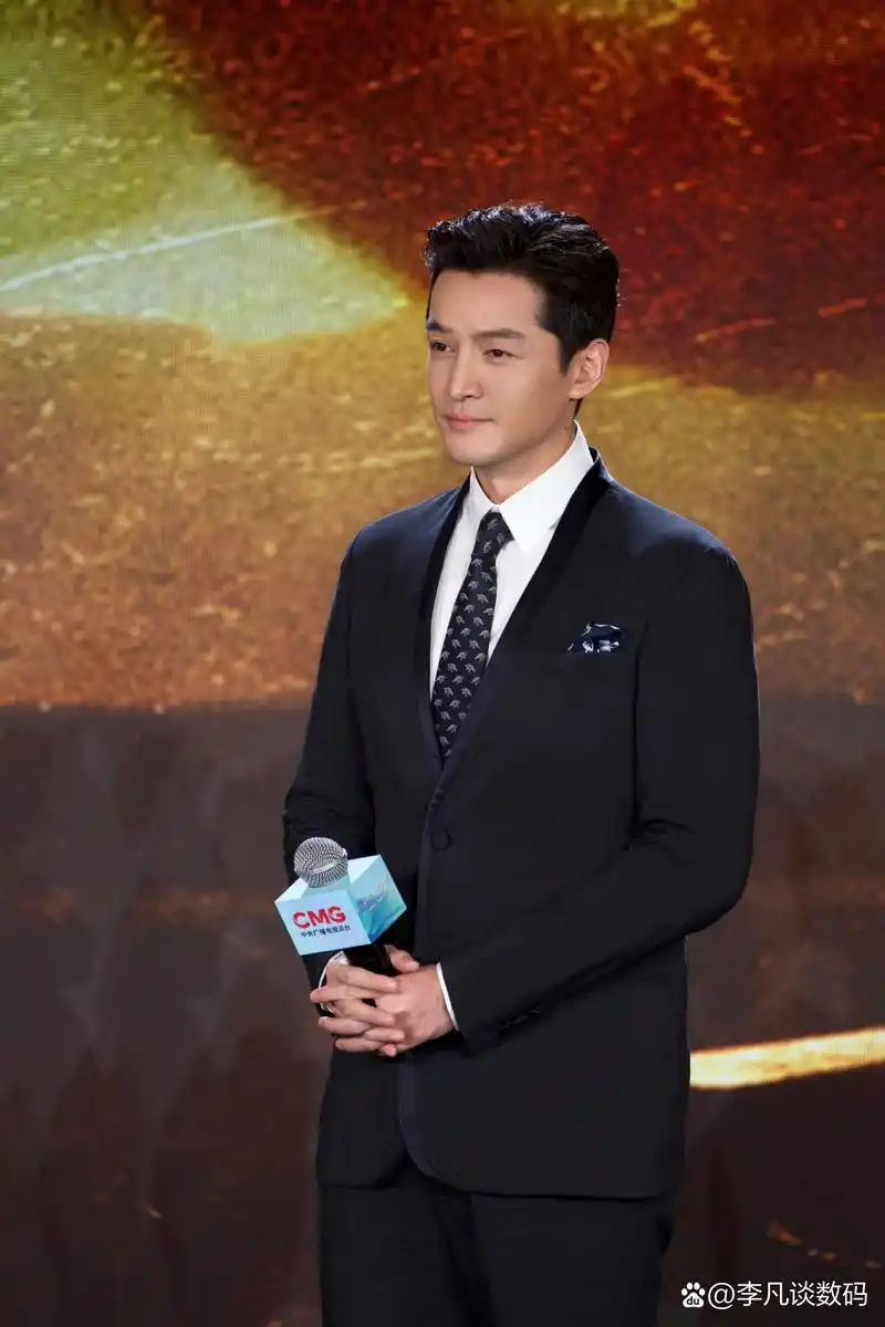 胡歌出席活动,工作室没有流出任何一张胡歌的照片,引发粉丝不满,胡歌