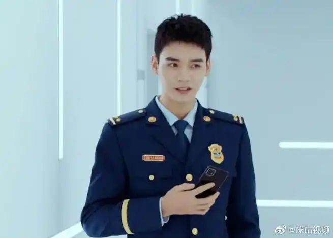 龚俊simon军装加持英姿焕发,正义感爆棚,顶级侧颜大鲨四方,一眼万