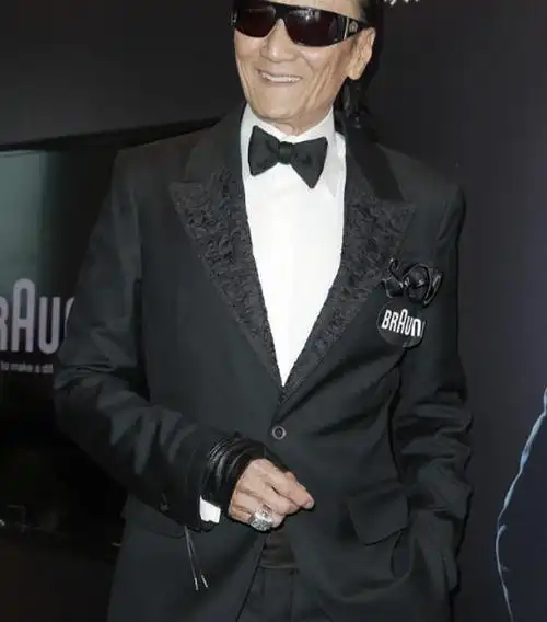 刘嘉玲晒与谢贤合照同穿白色外套抢镜近30岁年龄差完全看不出