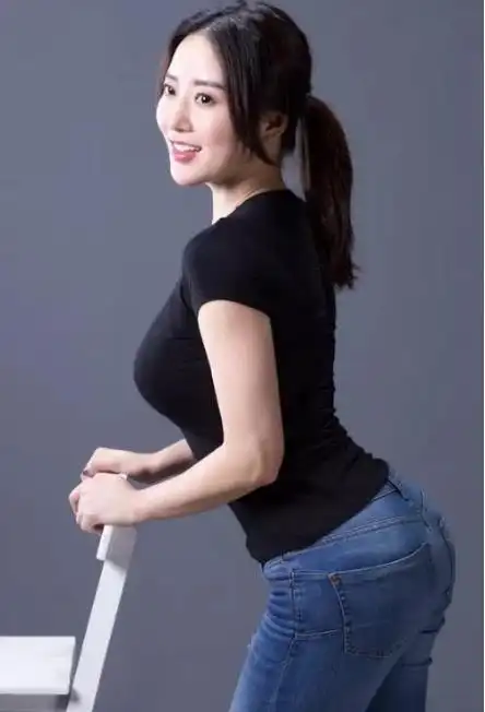 绝对c位蒋娉婷身材傲人依旧引人注目