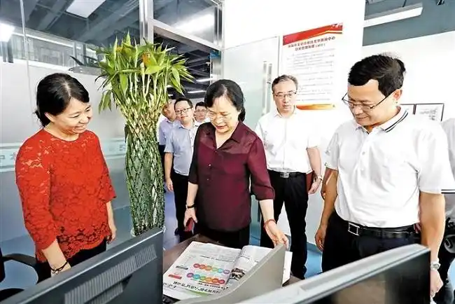 龙华区委书记杜玲率队到龙华区融媒体中心调研