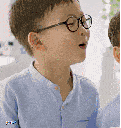 萌娃宋民国搞笑可爱兴奋gif动图_动态图_表情包下载_soogif