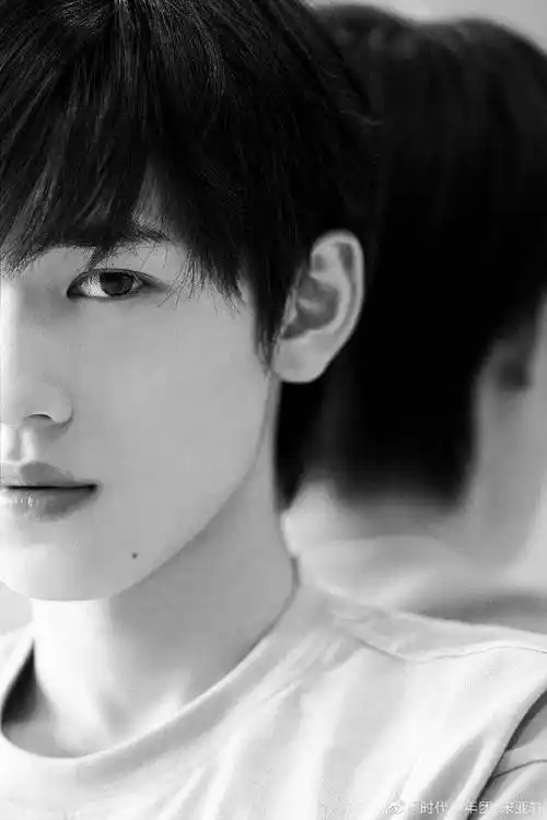 宋亚轩晒黑白写真这优越迷人的下颌线真让人心动