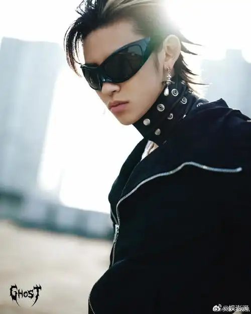 跨越风格界限,小鬼的朋克风写真再次让人惊艳,酷飒氛围感直击人心.