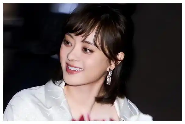 42岁孙俪长发披肩脸庞圆润胖了许多搭配白裙温柔又优雅