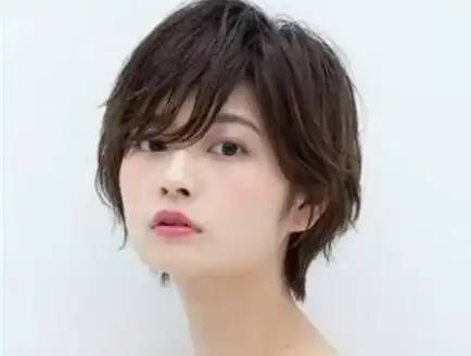 1,齐刘海齐耳短发这种发型能很好的遮住国字脸的下颌角,而且有齐刘海