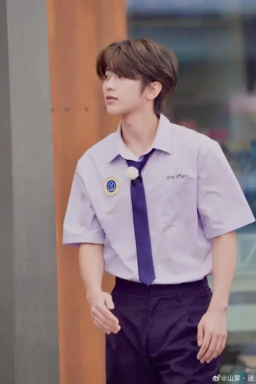 蔡徐坤撩头发摸下巴