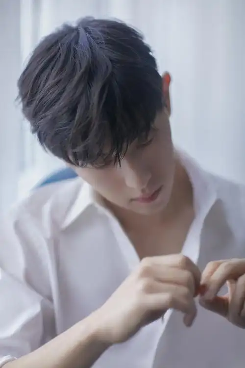 邓伦最新写真曝光 侧颜轮廓分明氛围感十足