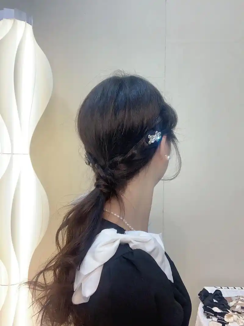 关于女孩子简单的发型系列.1温婉低马尾2韩系单侧麻花辫3 - 抖音