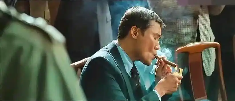 演霸气大哥只服梁家辉当着长官面抽雪茄还给了长官一根