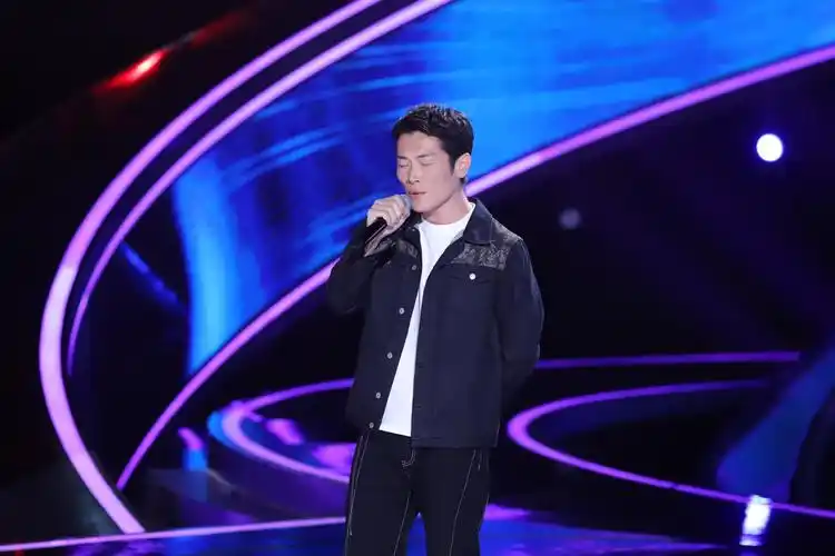 在上周的金典《2020中国好声音》中,一位缘牵四位导师的选手