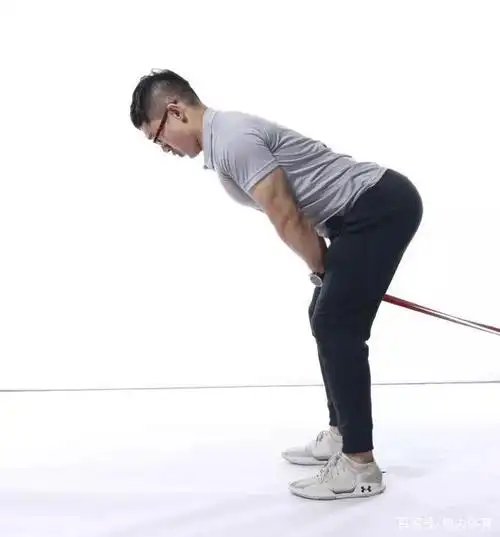 动作名称:超带顶髋 准备阶段: 核心绷紧耳肩髋同线头颈中立手腕中立膝