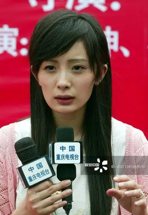 杨幂这时候应该还没有整容,嫩牛五方的脸型,和现在相差太多了!