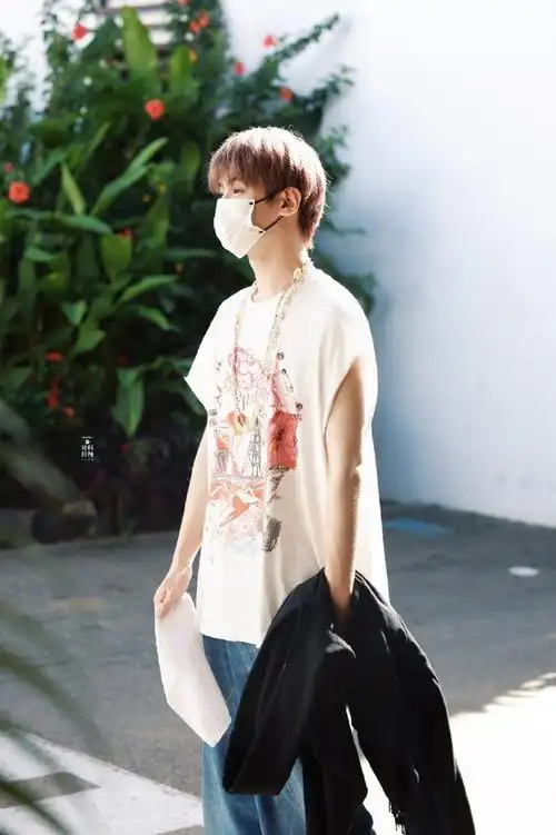 黄明昊机场黑色连帽卫衣##黄明昊白色无袖上衣