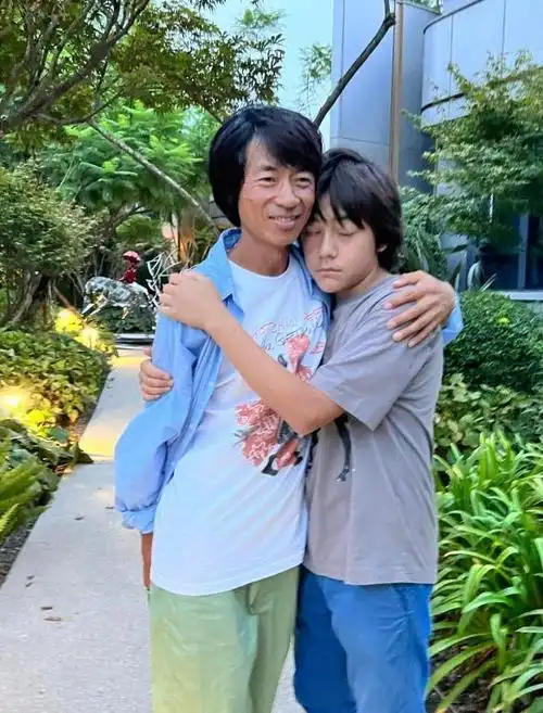 刘烨一家四川游玩,诺一霓娜长高长美,网友:是要逆袭娱乐圈吗?