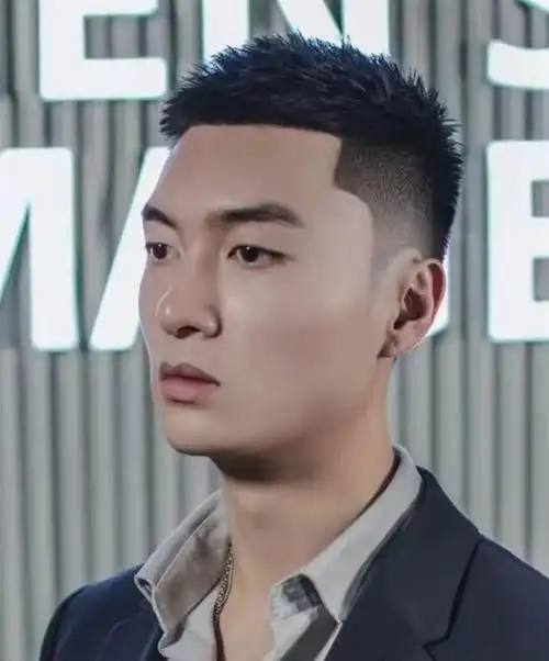 3,飞机头,也属于两边剪短中间打薄的发型类型,自然实用又利落,清爽