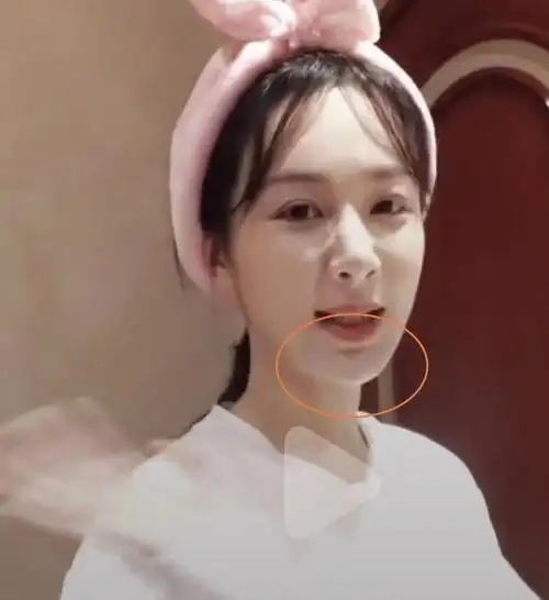 杨紫在家卸妆洗脸,镜头中却意外出现"断层下巴",开美颜都救不了_网友