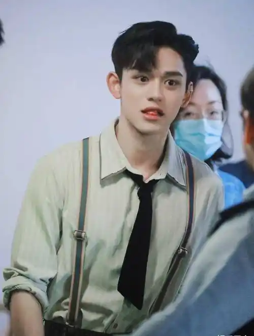 蔡徐坤跑男路透宫廷风造型,与angelababy同框似王子公主,被喊话露害羞