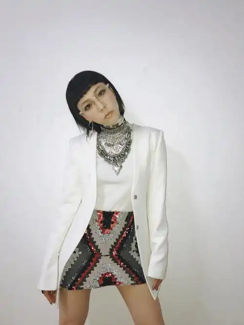 "女魔头"吴莫愁再现奇葩造型,羽绒服配格纹套装,头发像鸡窝