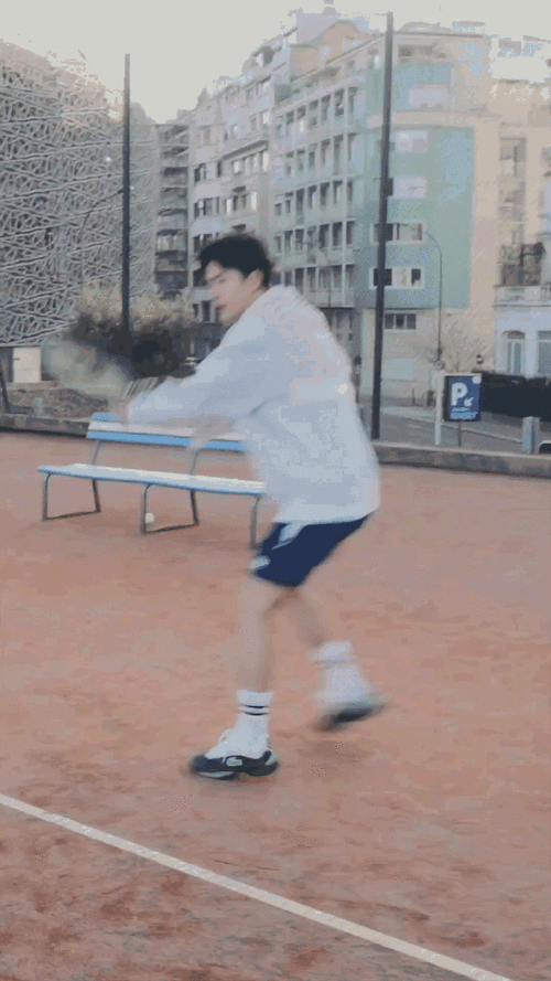 lacoste品牌全球代言人王一博##王一博打网球##王一博转网球拍