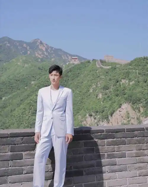 187cm黄景瑜帅气造型,与192cm惠若琪同框,身高不够气质"补救"-第13张