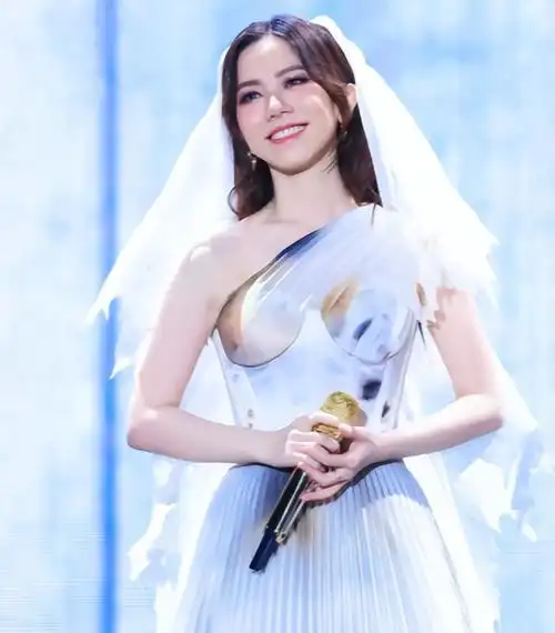 回顾邓紫棋演唱会发挥很好观众好评高婚纱造型引热议