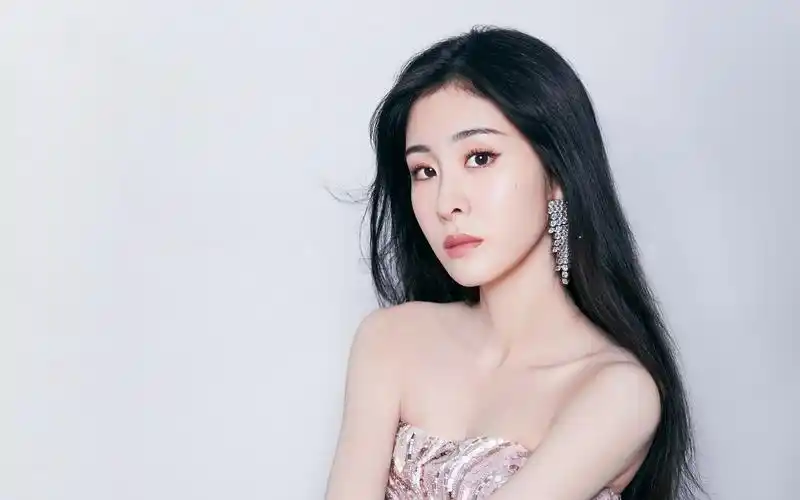 张碧晨亮片长裙写真桌面壁纸