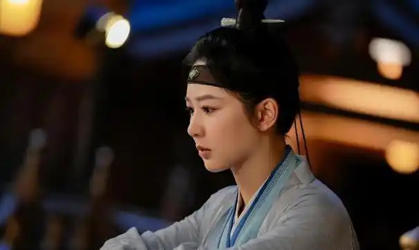 90后小花杨紫在娱乐圈中崭露头角,以实力与魅力征服观众,作品《长相思